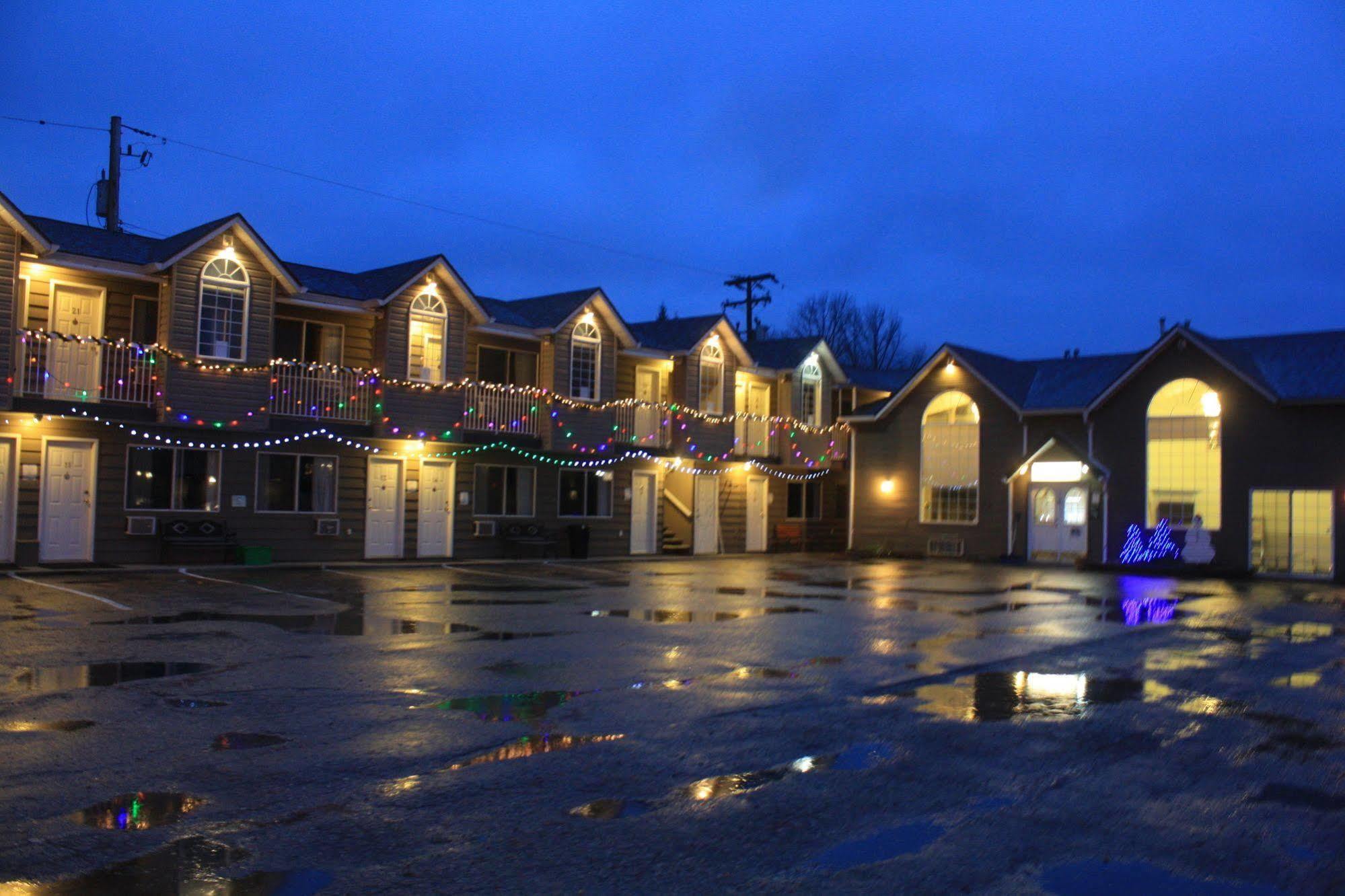 Monashee Lodge Revelstoke Exteriér fotografie